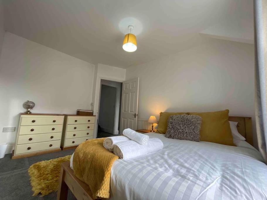 Modern 2 Bedroom Flat In Town Centre Aberystwyth Buitenkant foto