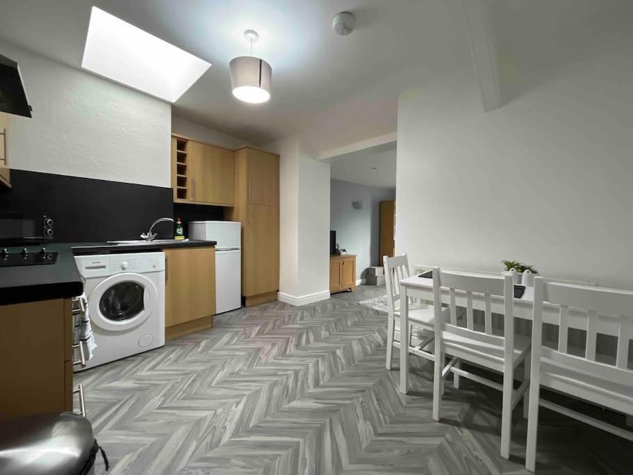 Modern 2 Bedroom Flat In Town Centre Aberystwyth Buitenkant foto